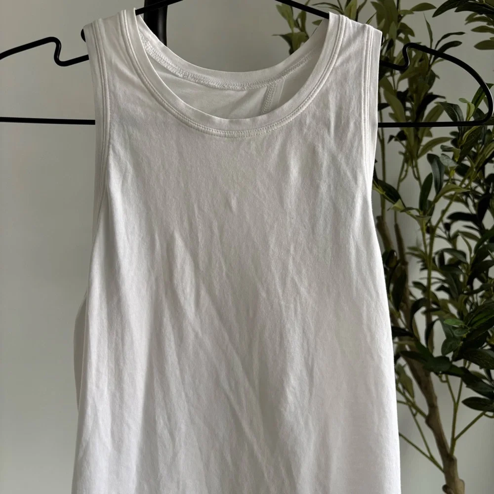 • [Lululemon] Open Back Tank • - Picture 2 of 7